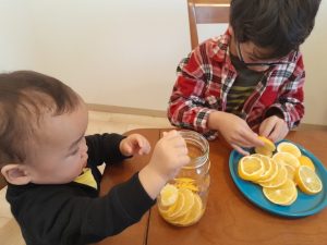 保存瓶にレモンをいれる子どもたち