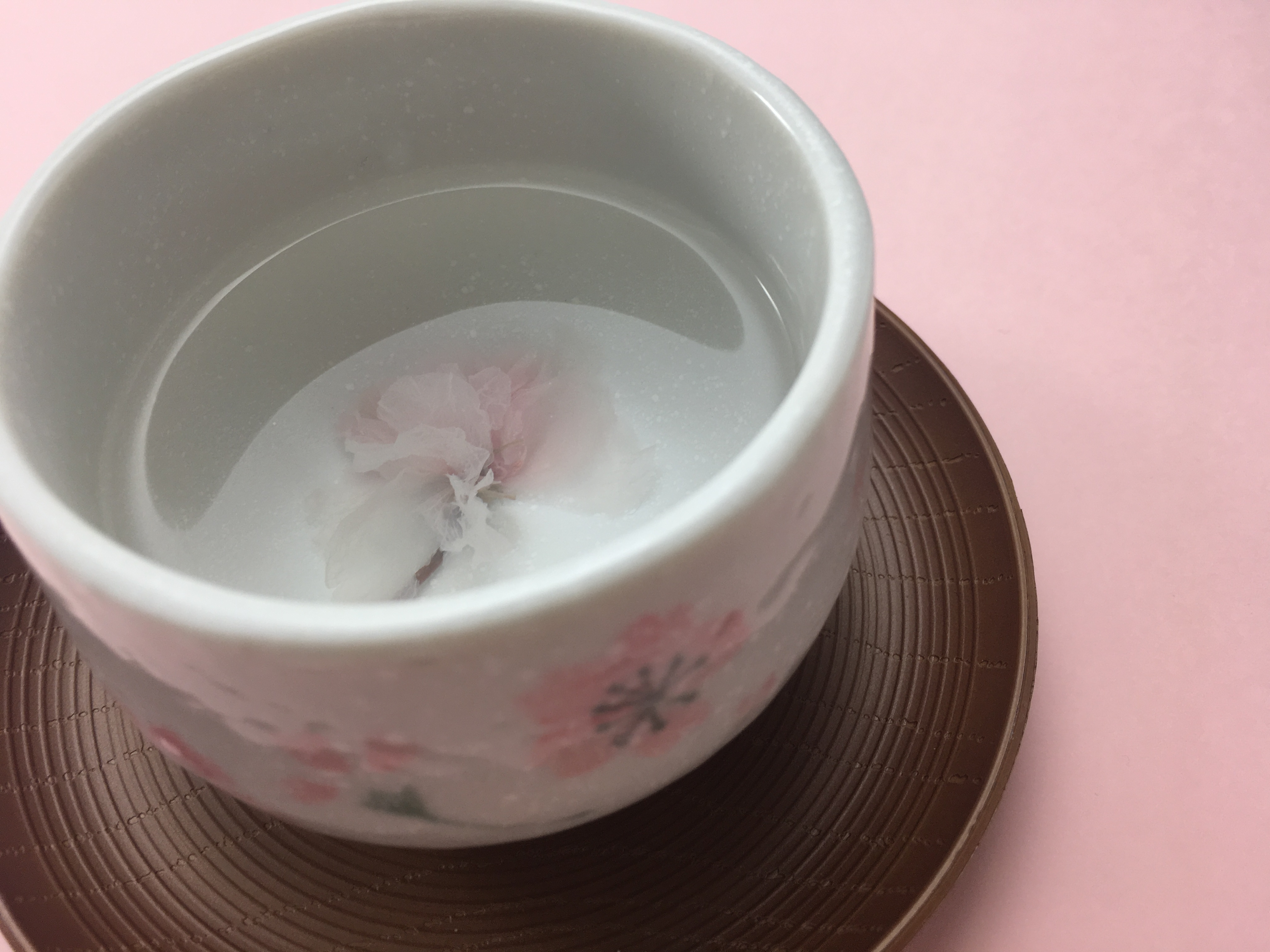 目も楽しめせてくれる桜茶